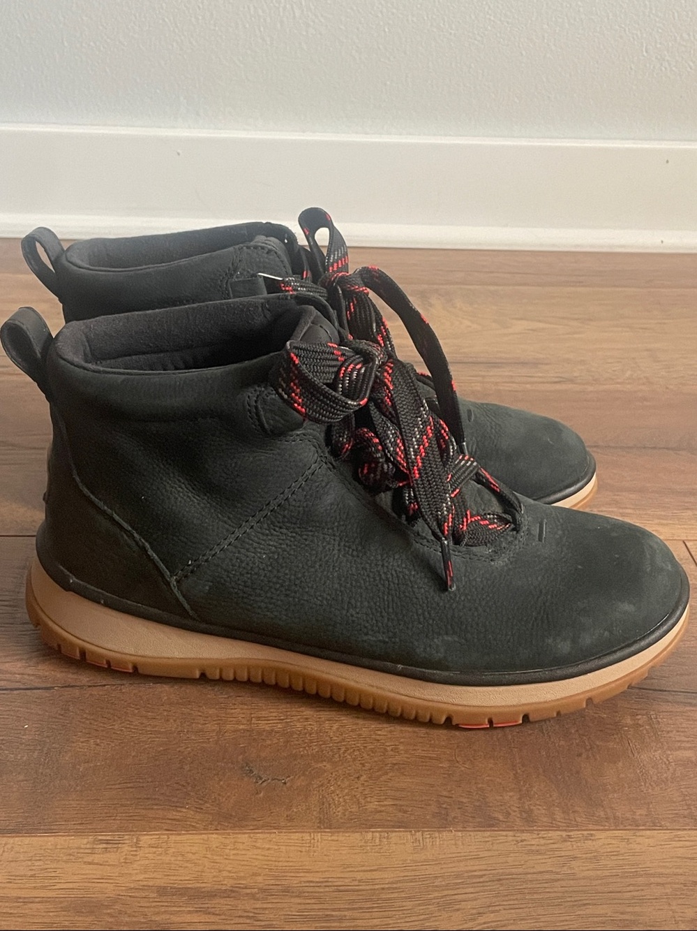 UGG Women’s Lakesider Ankle Boots Size 9